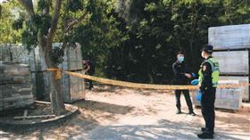 金門太武山停車場附近草叢發現男屍，警封鎖現場採證。（圖／翻攝畫面）