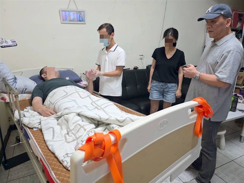 「我們只剩下勇敢」！瘦弱的媽媽阿瑀撐起家計照顧全癱丈夫、憂鬱女兒，雖然無語問蒼天，但也更堅強著。（圖／《愛的延續》公益協會提供）