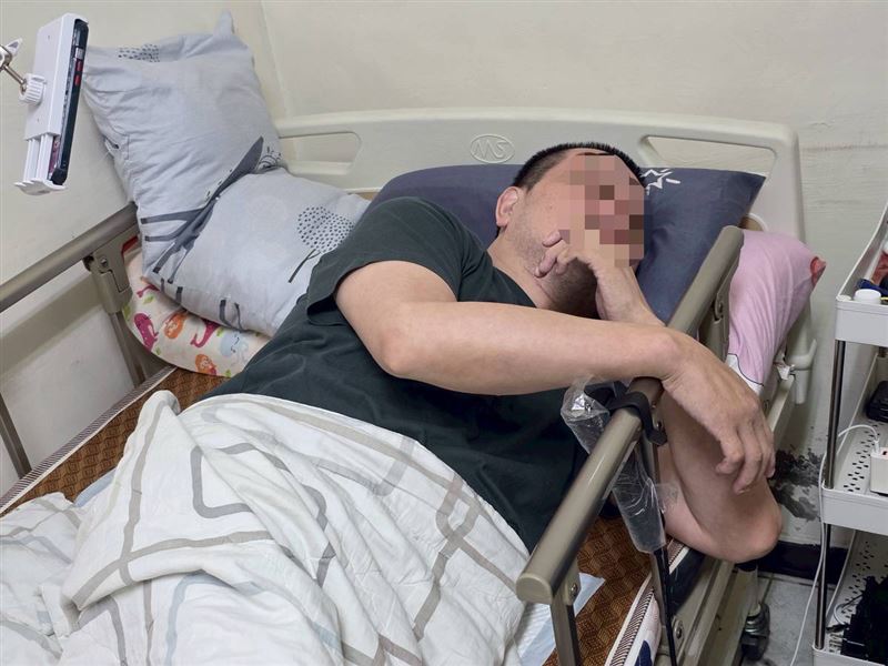 「我們只剩下勇敢」！瘦弱的媽媽阿瑀撐起家計照顧全癱丈夫、憂鬱女兒，雖然無語問蒼天，但也更堅強著。（圖／《愛的延續》公益協會提供）