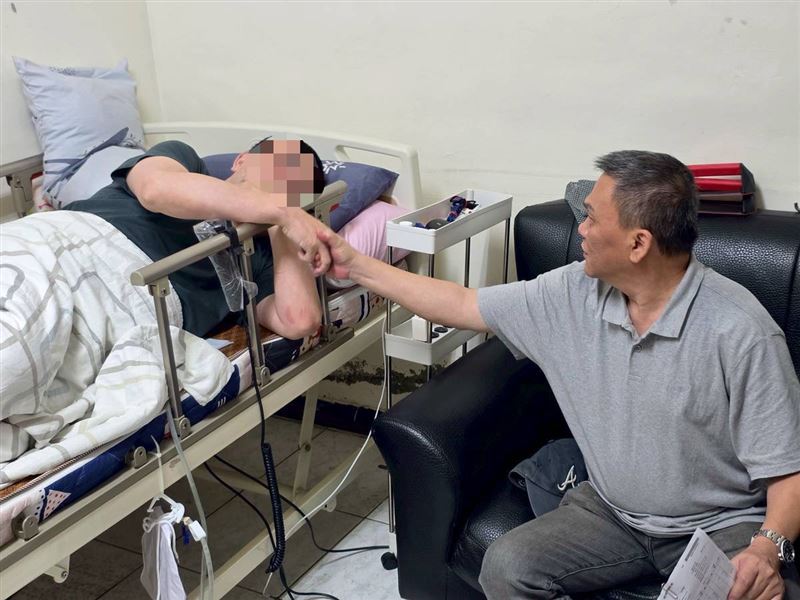 「我們只剩下勇敢」！瘦弱的媽媽阿瑀撐起家計照顧全癱丈夫、憂鬱女兒，雖然無語問蒼天，但也更堅強著。（圖／《愛的延續》公益協會提供）