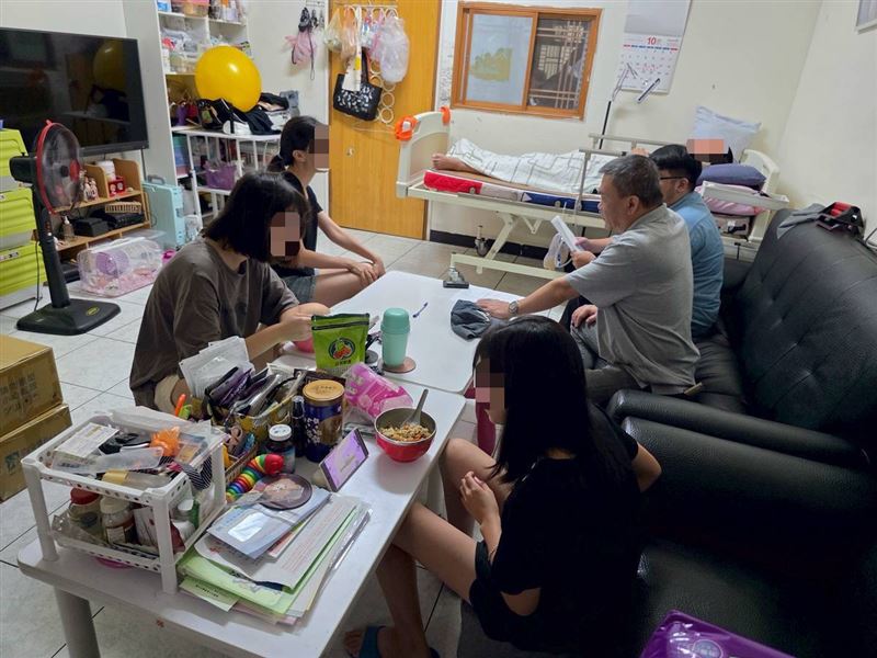 「我們只剩下勇敢」！瘦弱的媽媽阿瑀撐起家計照顧全癱丈夫、憂鬱女兒，雖然無語問蒼天，但也更堅強著。（圖／《愛的延續》公益協會提供）