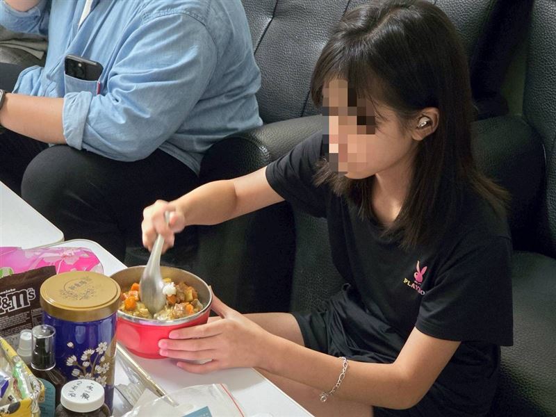 「我們只剩下勇敢」！瘦弱的媽媽阿瑀撐起家計照顧全癱丈夫、憂鬱女兒，雖然無語問蒼天，但也更堅強著。（圖／《愛的延續》公益協會提供）