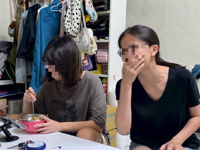 「我們只剩下勇敢」！瘦弱的媽媽阿瑀撐起家計照顧全癱丈夫、憂鬱女兒，雖然無語問蒼天，但也更堅強著。（圖／《愛的延續》公益協會提供）