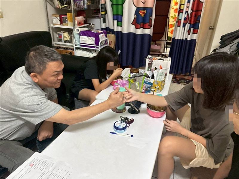 「我們只剩下勇敢」！瘦弱的媽媽阿瑀撐起家計照顧全癱丈夫、憂鬱女兒，雖然無語問蒼天，但也更堅強著。（圖／《愛的延續》公益協會提供）