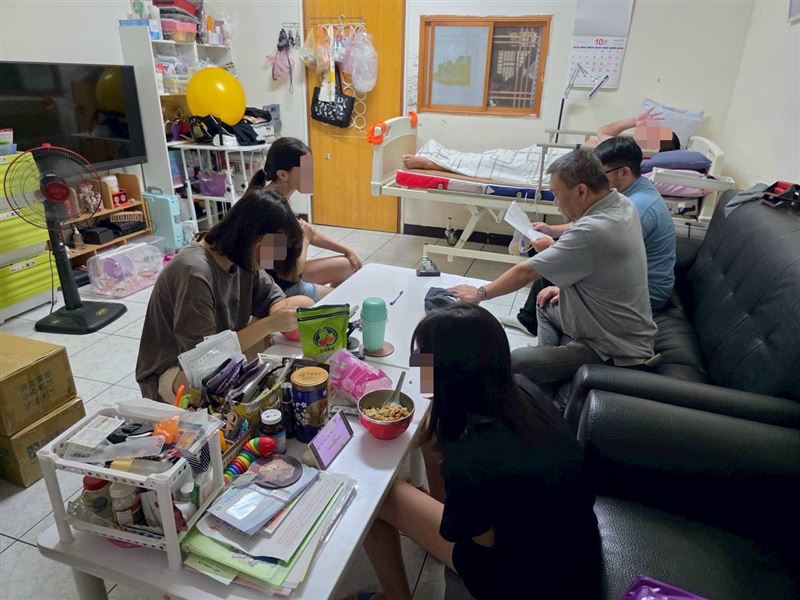 「我們只剩下勇敢」！瘦弱的媽媽阿瑀撐起家計照顧全癱丈夫、憂鬱女兒，雖然無語問蒼天，但也更堅強著。（圖／《愛的延續》公益協會提供）