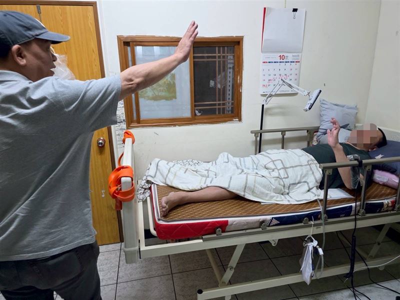 「我們只剩下勇敢」！瘦弱的媽媽阿瑀撐起家計照顧全癱丈夫、憂鬱女兒，雖然無語問蒼天，但也更堅強著。（圖／《愛的延續》公益協會提供）