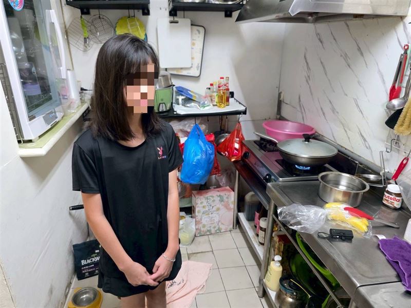 「我們只剩下勇敢」！瘦弱的媽媽阿瑀撐起家計照顧全癱丈夫、憂鬱女兒，雖然無語問蒼天，但也更堅強著。（圖／《愛的延續》公益協會提供）