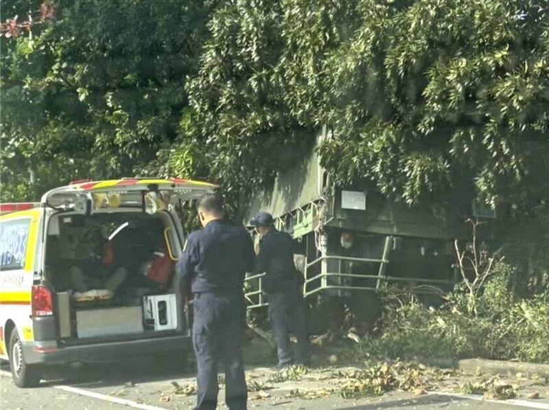 台南軍卡失控暴衝自撞護欄，車上2名士官受傷送醫。（圖／翻攝畫面）
