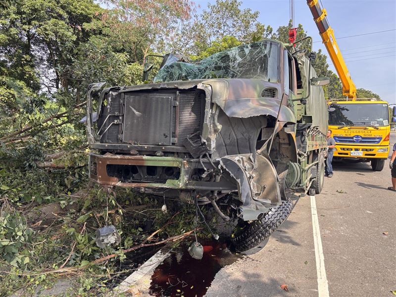 台南軍卡失控暴衝自撞護欄，車上2名士官受傷送醫。（圖／翻攝畫面）