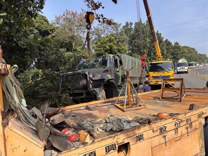 台南軍卡失控暴衝自撞護欄，車上2名士官受傷送醫。（圖／翻攝畫面）
