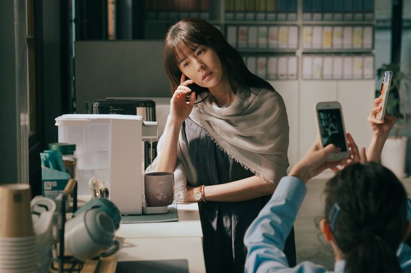 林予晞飾演神秘的嵐姐，是個冷面笑匠。（圖／公視台語台提供）