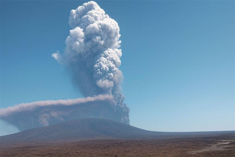 沉睡萬年的海利古比火山23日突然噴發，火山雲柱直竄天際14公里。（圖／翻攝自X平台 @visegrad24）
