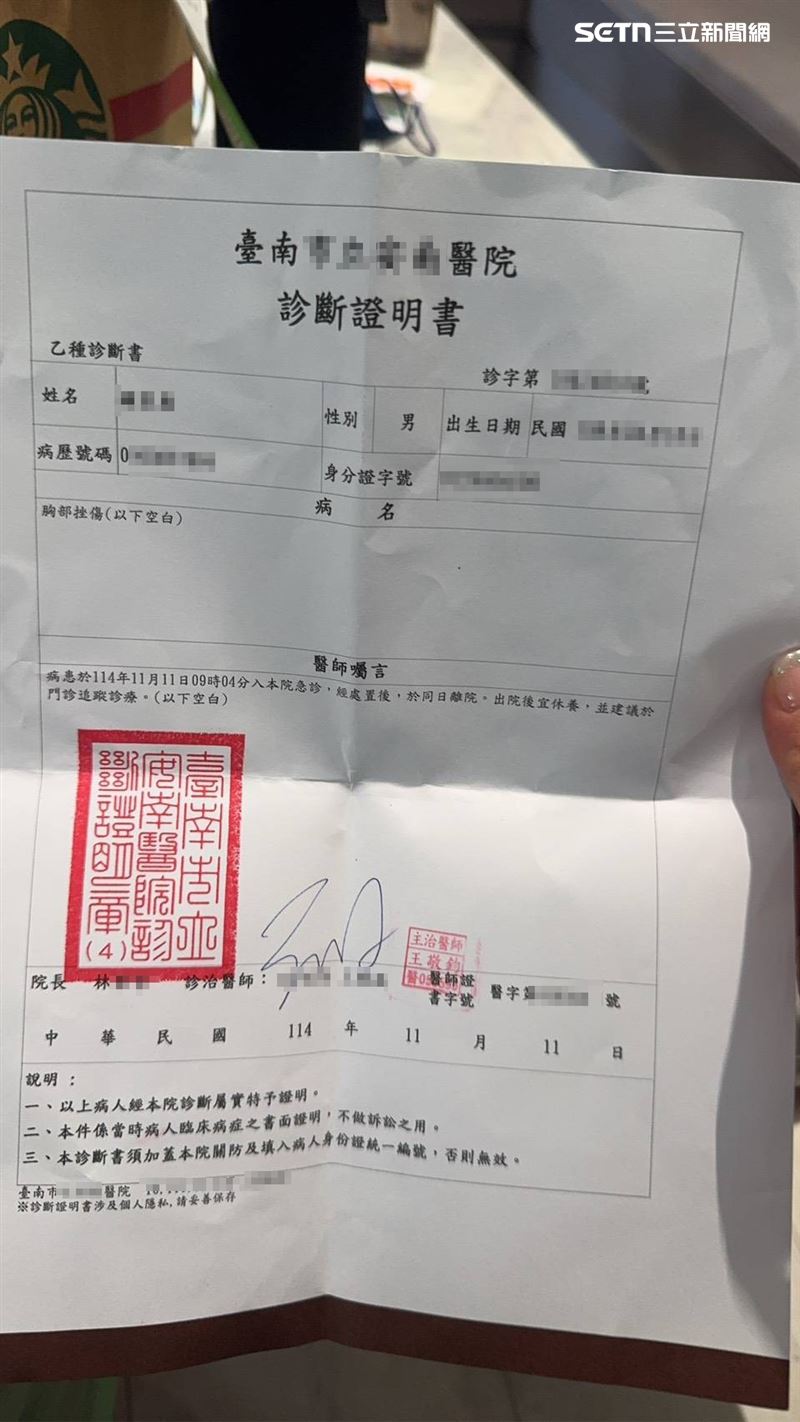 兒子疑似遭毆心窩瘀傷，家長前往醫院驗傷。（圖／翻攝畫面）