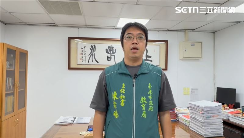 台南市教育局主秘陳宗暘表示，已經暫緩老師職務。（圖／翻攝畫面）