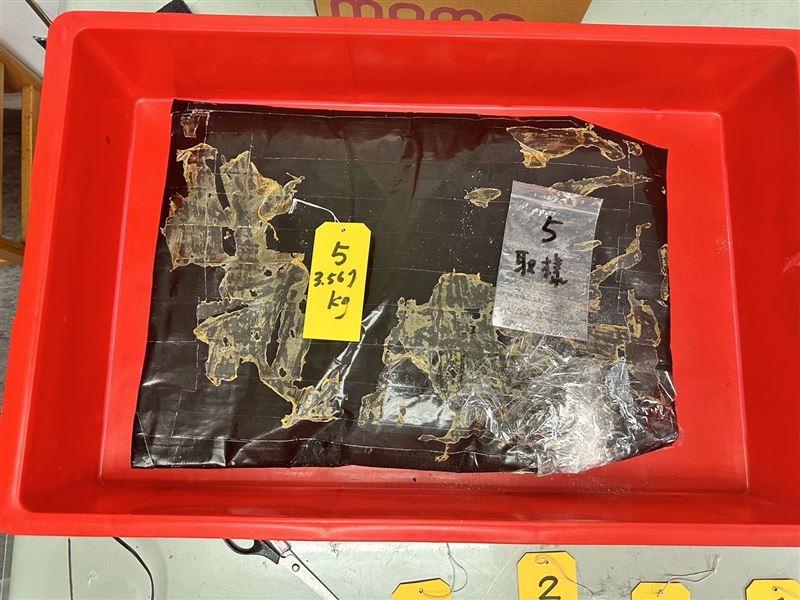 拉脱維亞男子行李攜帶黑市價約千萬元的海洛因闖關。（圖／翻攝畫面）