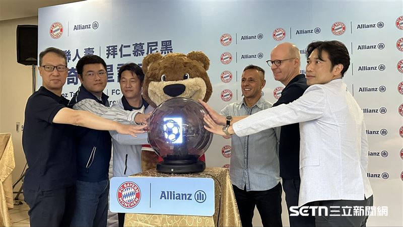安聯人壽25日特別邀請拜仁慕尼黑傳奇球星拉菲尼亞（右3）來台，在臺北田徑場與足球球迷進行零距離互動。（圖／記者蔡厚瑄攝影）