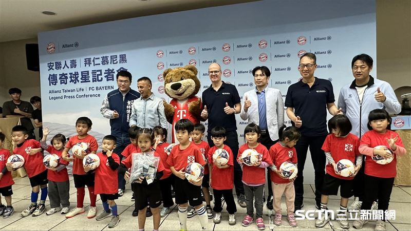 安聯人壽25日特別邀請拜仁慕尼黑傳奇球星拉菲尼亞來台，在臺北田徑場與足球球迷進行零距離互動。（圖／記者蔡厚瑄攝影）