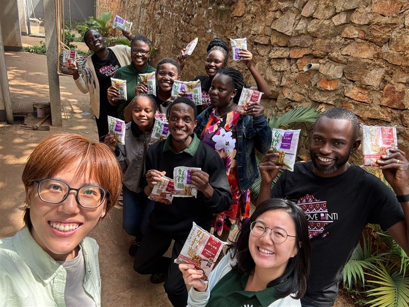 愛女孩長期關注非洲偏鄉，此次與日日好食合作，將一包包機能麵化為關懷的載體，透過志工溫暖的雙手親自送給烏干達的居民。（圖／品牌業者提供）