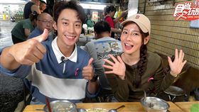 卞慶華(左)與林莎拍攝小吃。（圖／TVBS提供)