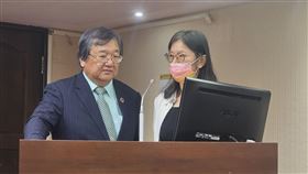 狼醫查詢平台　邱泰源：資訊揭露上的突破衛福部長邱泰源（左）14日在立法院說，狼醫查詢平台是資訊揭露上的一項突破，第一階段先行公布112年性平三法上路後的判決，未來在資訊內容的掌握與充實方面，將會持續加強。中央社記者陳婕翎攝 114年8月14日