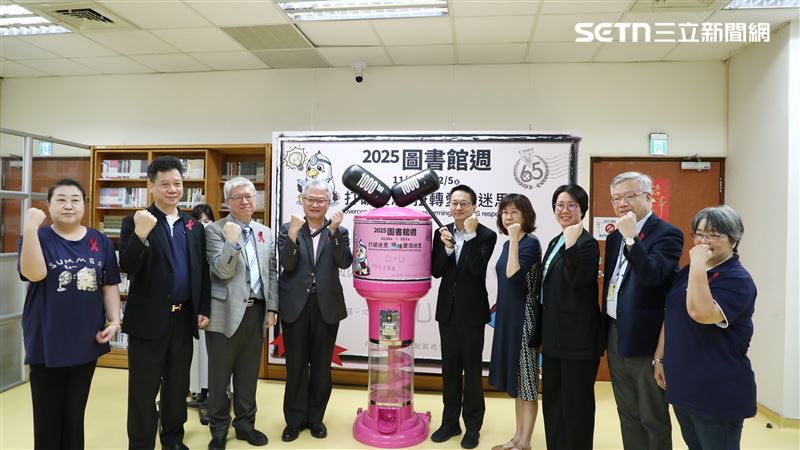 衛福部疾管署長羅一鈞南下台中，參加中山醫大「圖書館週暨世界愛滋病日活動」。（圖／中山醫大提供）