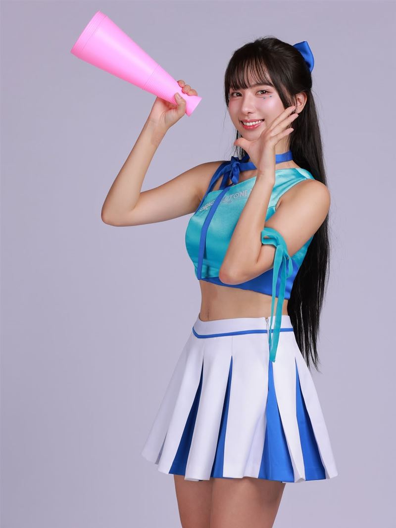 朴恩惠出席見面會調製燒啤時突遭恐怖粉絲舔手。（圖／翻攝自IG @3un._.hy3）