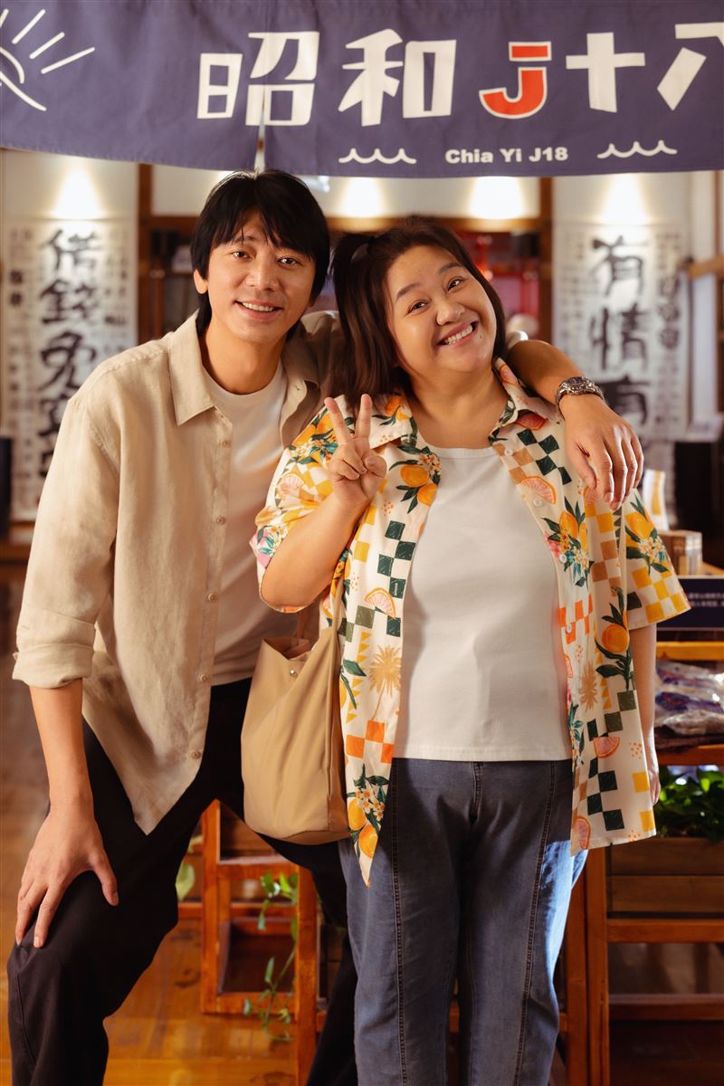 信(左)拍《我們的藍調時光》很貼心，為了配合鍾欣凌特別站八字合照。（圖／米神國際提供）