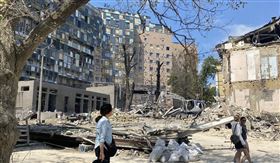 導演山田茜深入烏克蘭戰區，紀錄戰火下狗狗們的命運。（圖／天馬行空提供） 