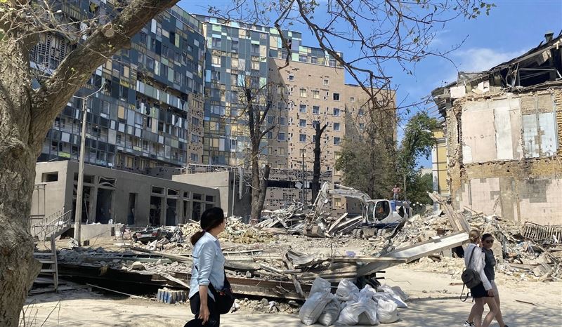 導演山田茜深入烏克蘭戰區，紀錄戰火下狗狗們的命運。（圖／天馬行空提供）