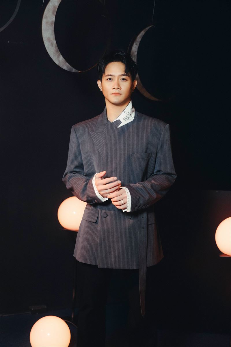 大Q秉洛將留了多年的鬍子剃掉，直呼有「回春」的感覺。（圖／众悅娛樂提供）