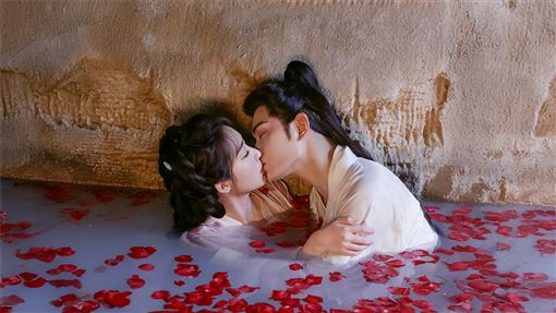 靈動系美女熱吻40秒！她笑：是我的第一次