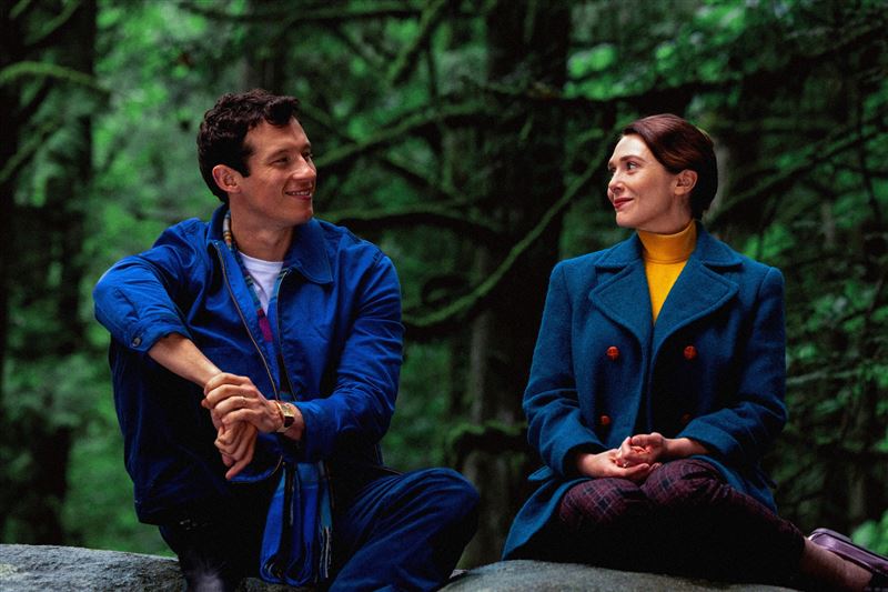 伊莉莎白歐森（右）大讚卡倫透納（左）魅力滿載。（圖／采昌國際多媒體提供）