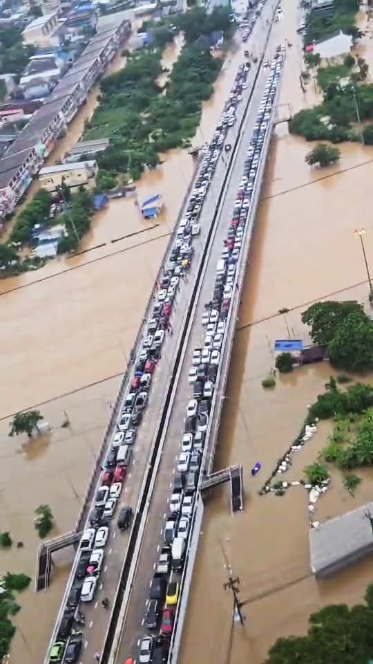 洪水重創泰國南部，汽車停在橋上避免被水吞沒。（圖／翻攝自X平台 @KhaosodEnglish）