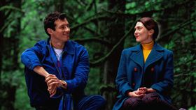 伊莉莎白歐森（右）大讚卡倫透納（左）魅力滿載。（圖／采昌國際多媒體提供） 