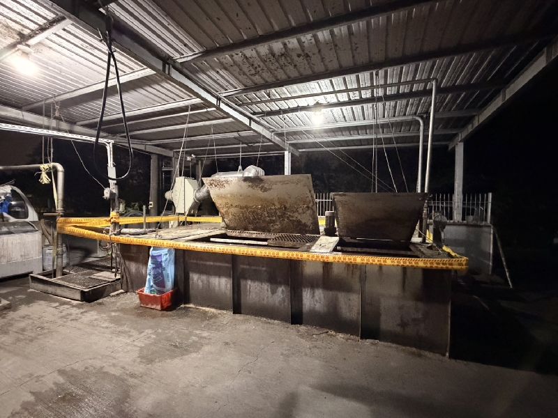 屏東縣政府查獲屏東市一處養豬場，違規以廚餘飼養豬隻，縣府依法開罰新台幣80萬元，並將廚餘槽拉封鎖線禁止使用。（屏東縣政府提供）