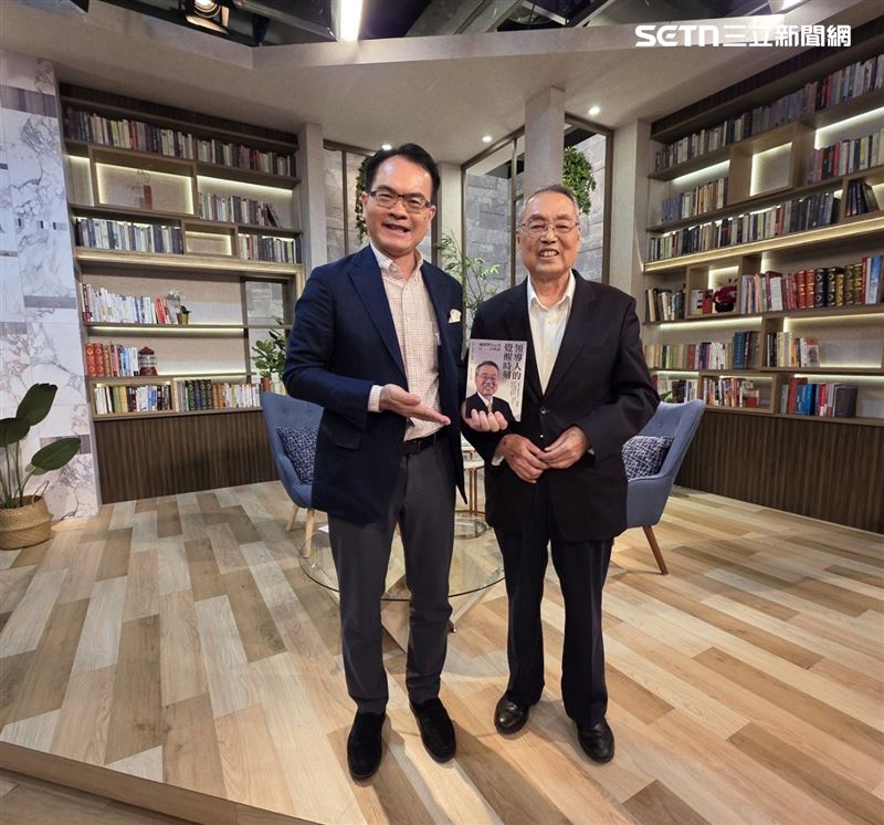 《話時代人物》錄影現場書香滿溢，主持人鄭弘儀（左）與施振榮（右）深談AI王道、微笑曲線與領導者覺醒的真諦。（圖／記者李宜樺攝影）