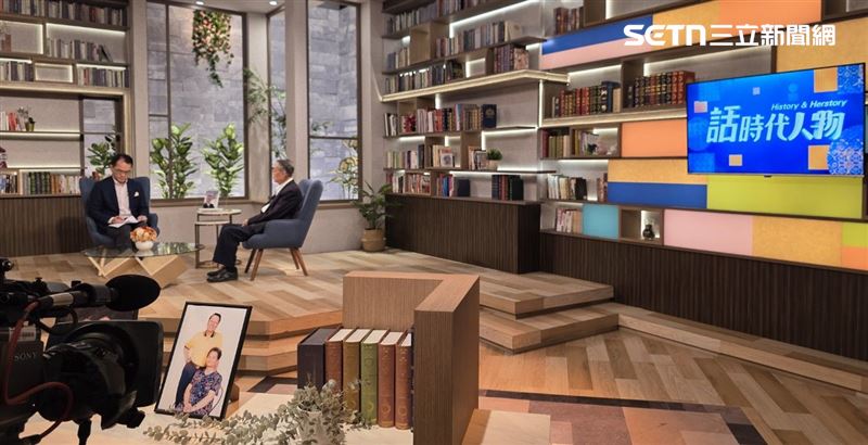 宏碁創辦人施振榮（右）現身三立自製節目《話時代人物》，神采奕奕侃侃而談AI與人生哲學，展現老而彌堅的創業精神。（圖／記者李宜樺攝影）