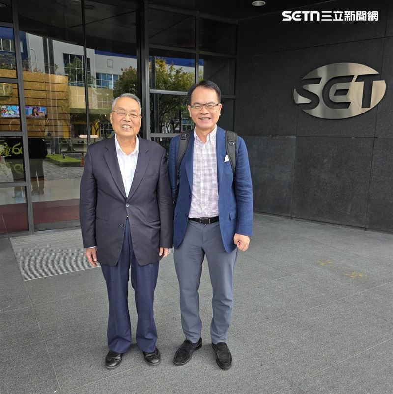 錄影結束後，施振榮（左）與主持人鄭弘儀（右）在三立門口合影留念，兩人笑容燦爛，象徵跨世代對話的溫度。（圖／記者李宜樺攝影）