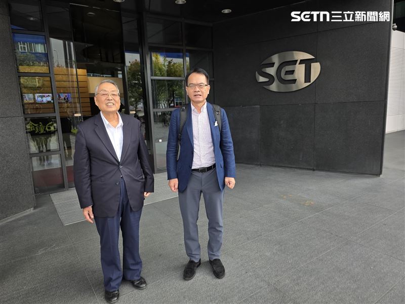 施振榮(左)坦言,健康亮紅燈的主因來自三大因素:遺傳、壓力與缺乏運動。(圖/記者李宜樺攝影)