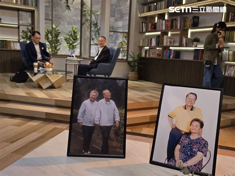 三立《話時代人物》錄影現場，桌上擺放著施振榮與妻子的合照，象徵一生的愛與陪伴；另一張母親照片，則是他心中永遠的信仰。（圖／記者李宜樺攝影）