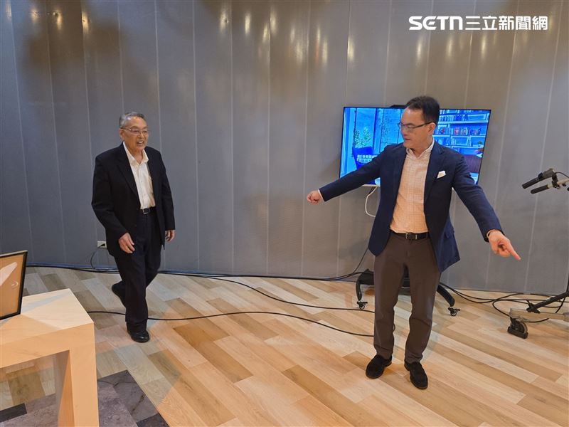施振榮(左)因天生血管脆弱,陸續裝設14支心臟支架,甚至腿部動脈也曾阻塞開刀。(圖/記者李宜樺攝影)