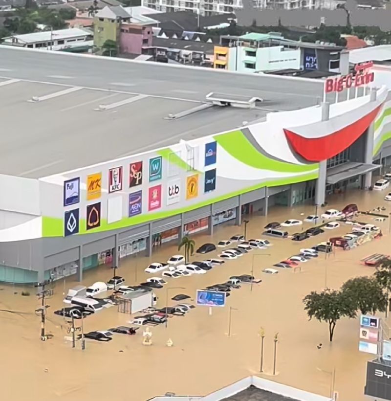 泰國南部宋卡府的合艾因豪雨引發嚴重淹水，持續數日，市區部分地區的水位達1層樓高，導致商場停車場車輛泡水受損。（泰南台商會長丘應華提供）