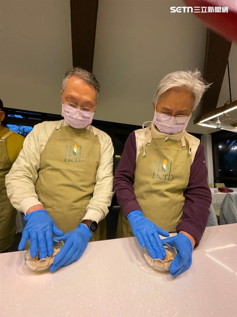 戴上口罩、穿上圍裙，施振榮（左）與妻子葉紫華（右）一起動手體驗手作課程。無論科技或生活，他們總以最務實的方式共同學習、共同成長。（圖／翻攝自施振榮Stan哥臉書)