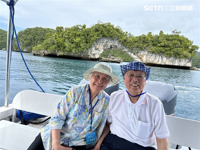 出海旅遊時，施振榮夫妻倆並肩而坐、笑容如海風般自在。從創業到退休，他們始終並肩同行，不只是愛侶，更是彼此的港灣。（圖／翻攝自施振榮Stan哥臉書)
