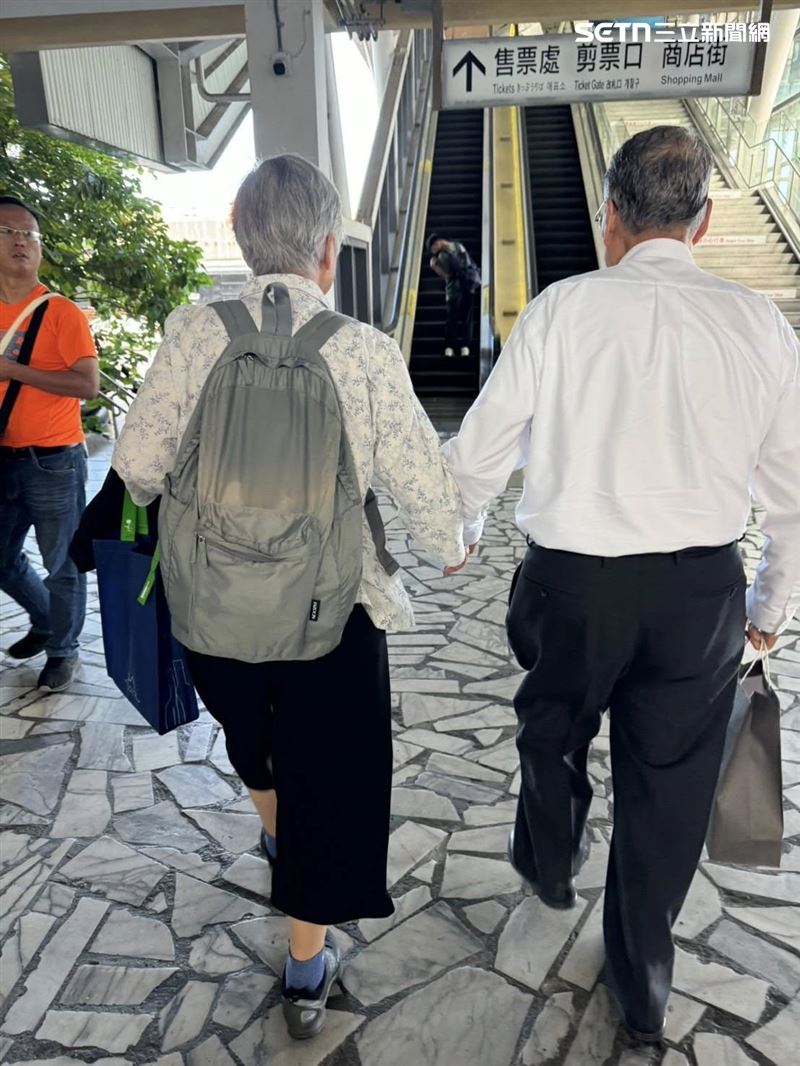 在熙來攘往的車站月台上，施振榮（右）與葉紫華（左）依舊緊緊牽著手。這張背影照深深令人震撼，在這個速食時代，他們用半世紀的堅真愛情，詮釋什麼叫「執子之手、與子偕老」的真諦。（圖／翻攝自施振榮Stan哥臉書)