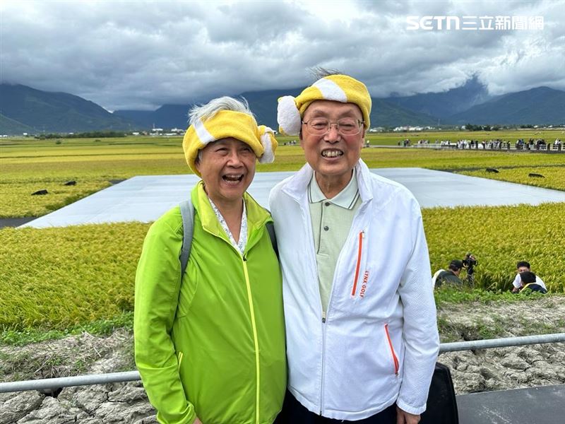 施振榮（右）與妻子葉紫華（左）現身花東縱谷，頭上圍著毛巾、笑容燦爛，彷彿回到年輕時一起打拼的時光。對他們而言，最美的風景不是遠方，而是彼此的陪伴。（圖／翻攝自施振榮Stan哥臉書）