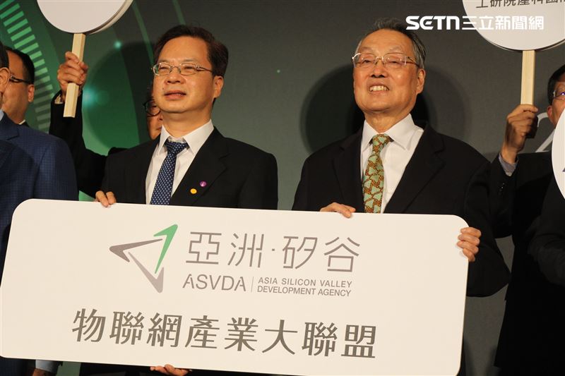 施振榮（右）與龔明鑫（左）當年在「亞洲．矽谷物聯網產業大聯盟」啟動儀式上合影。當年兩人黑髮意氣風發，如今皆成白髮長者，仍持續為台灣產業與科技發展貢獻心力，龔明鑫今年更是接下經濟部長一職。圖／翻攝自施振榮Stan哥臉書)