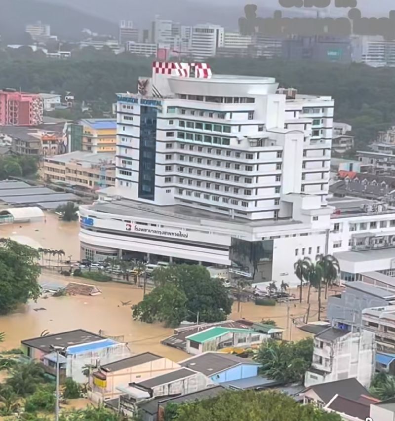 自11月21日至今的強降雨導致泰國南部宋卡府遭洪水侵襲，包括醫院在內，許多建築都泡在水中，災情慘重。（泰南台商會長丘應華提供）