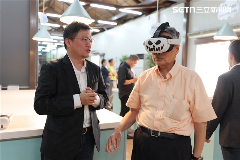 施振榮（右）即使年過八旬，仍樂於體驗新科技，透過持續學習與動腦鍛鍊，實踐他「不失智、要活久又要活好」的養生哲學。（圖／翻攝自施振榮Stan哥臉書)