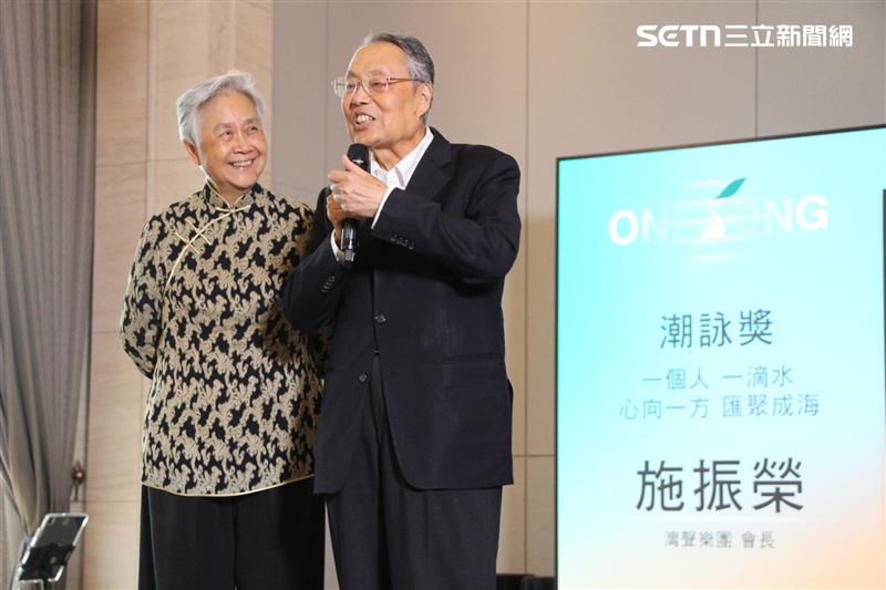 在公開場合上，施振榮（右）與太太葉紫華（左）並肩現身、笑意相隨。他說：「沒有她，就沒有今天的我。」一句話，道盡人生最深的感謝與依靠。（圖／翻攝自施振榮Stan哥臉書)